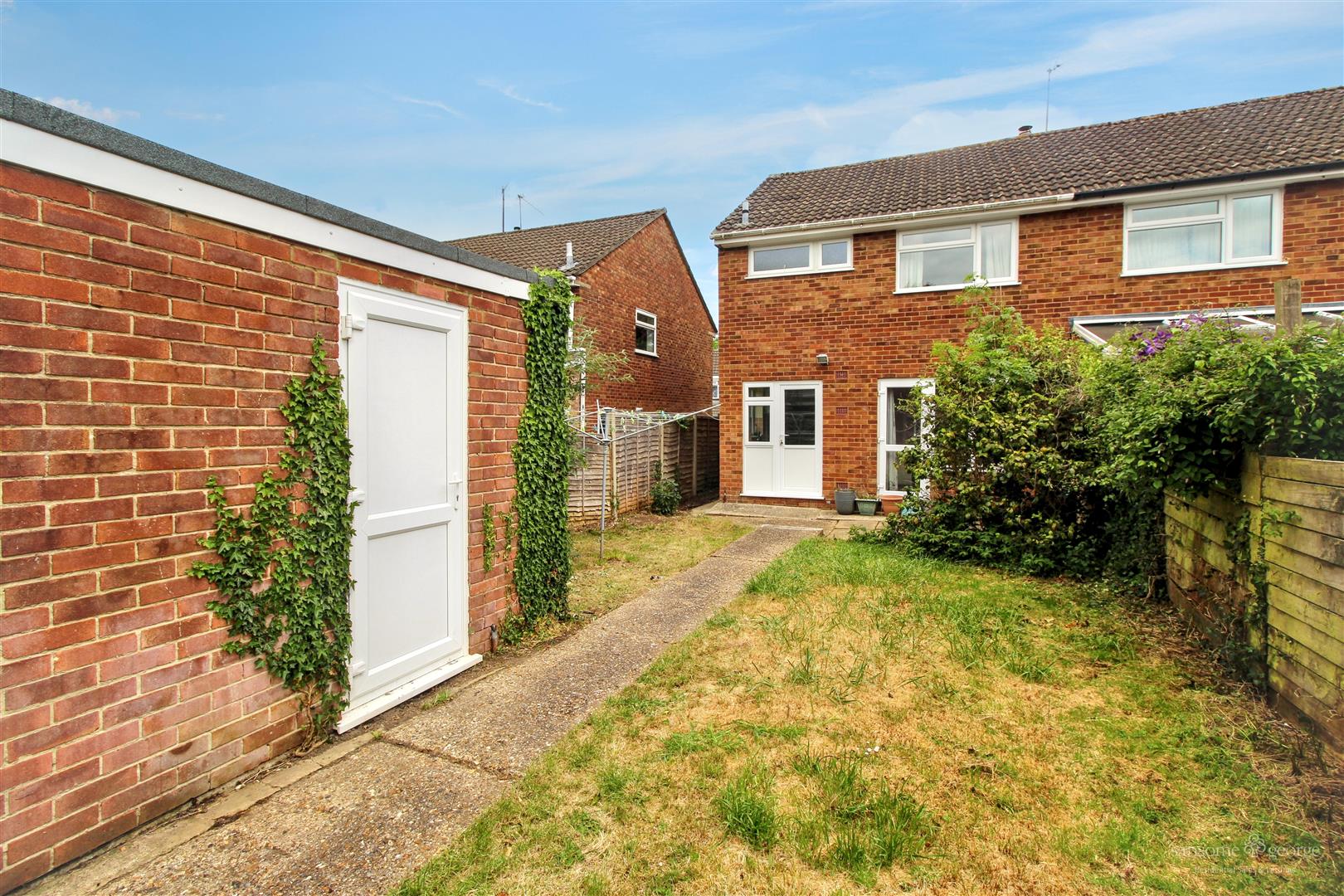 3 bed property in Rutherford Walk, Reading
